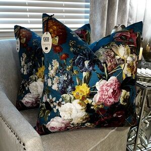 1-NWT CALLISTO HOME VELVET FLORAL DESIGN DECORATIVE PILLOW